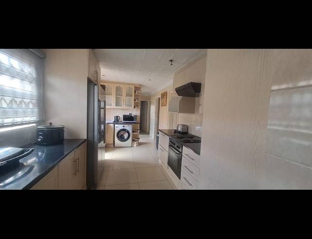 4 BEDROOM HOUSE FOR SALE IN MEADOWLANDS